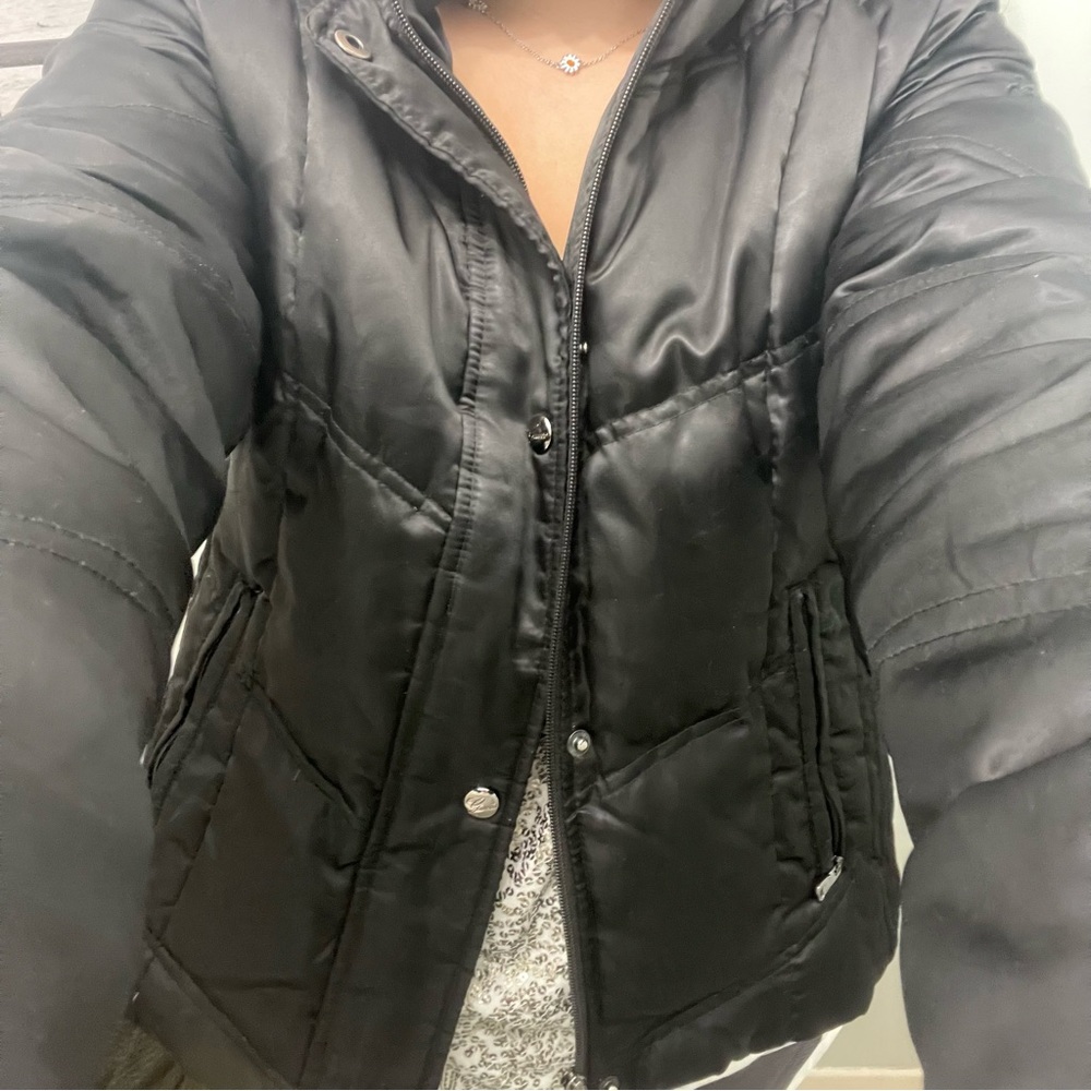 Black GUESS short down puffer w fake fur hood - Picture 2 of 14